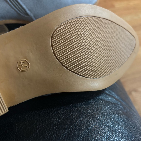 Stylish Gray Ankle Boots - Picture 3 of 3